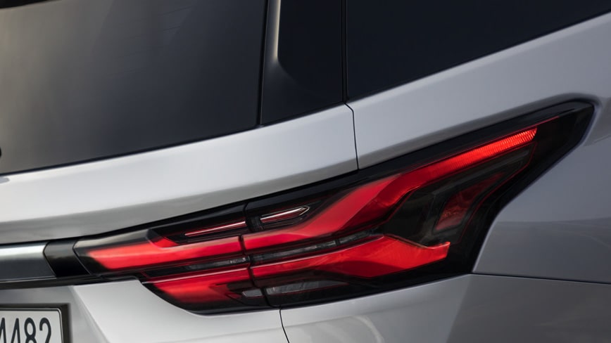 2022 Chevrolet Traverse Trims: Redline Exterior 1/2 Rear